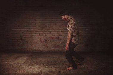 Agresif ürpertici Asya zombi adam yürüyor