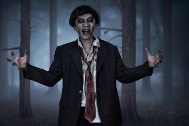 Açık el ile takım elbise giyen korkunç Asya zombi adam