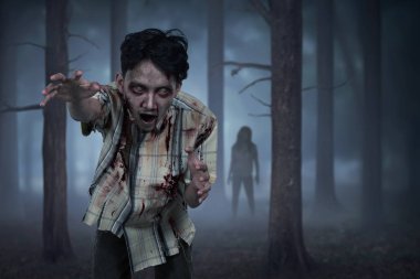 Yaralı yüzü ile agresif Asya zombi gezme