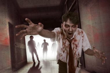 Yürüyüşe agresif Asya zombi portresi