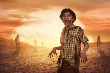 Kalabalık agresif Asya zombi etrafında yürüyüş 