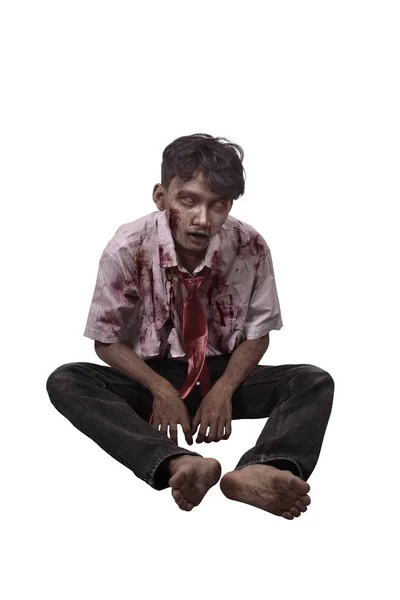 Strašidelný zombie asijské muž s krví sedí — Stock fotografie