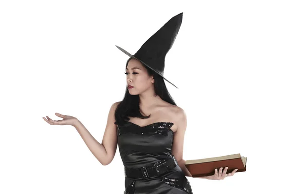Retrato de mulher bruxa asiática com livro e palma aberta — Fotografia de Stock