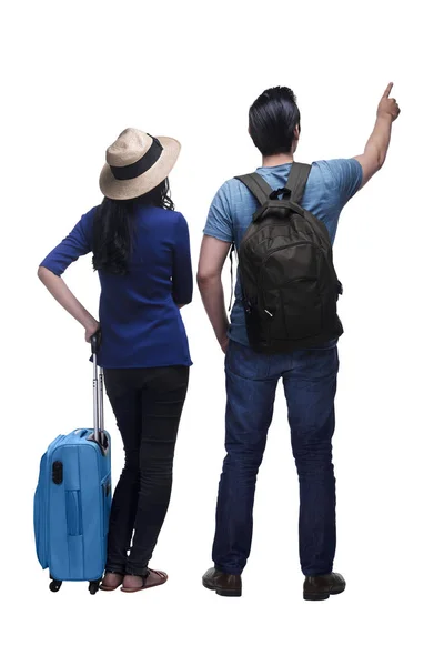 Vista trasera de pareja asiática viajando junto con el equipaje — Foto de Stock