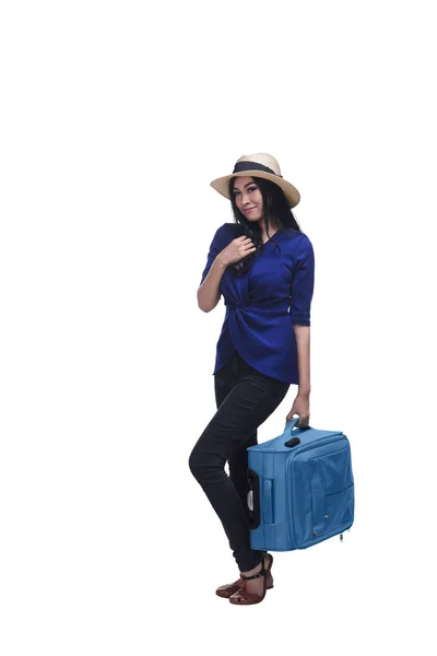 Belle femme asiatique debout avec valise — Photo