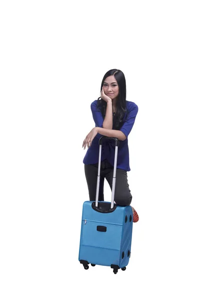 Gyönyörű ázsiai nő, egy bőrönd — Stock Fotó