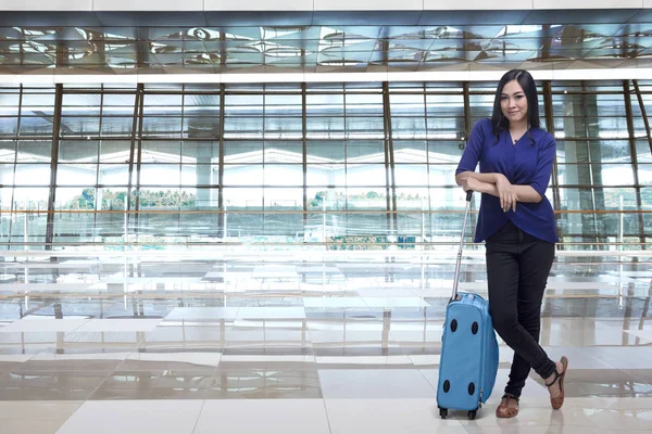 Милая азиатка-пассажирка с чемоданом — стоковое фото
