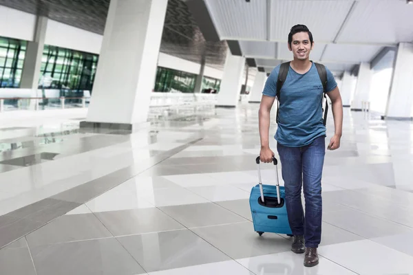 Asya yakışıklı holding bavul — Stok fotoğraf