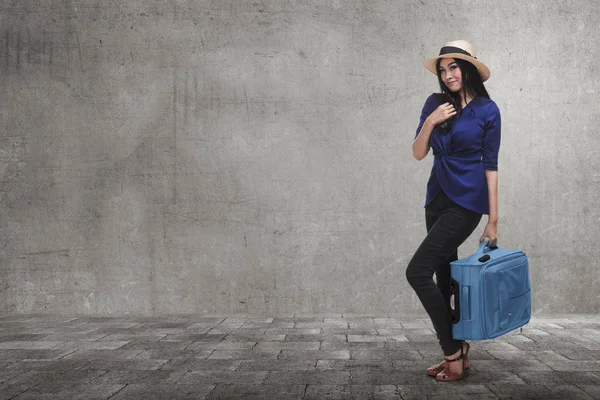 Ταξιδιώτης ασιατική γυναίκα με καπέλο και βαλίτσα — Φωτογραφία Αρχείου