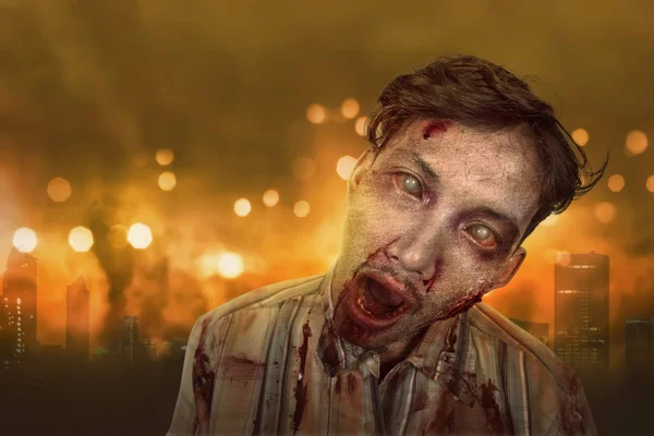 Ritratto di uomo zombie asiatico con volto ferito — Foto Stock