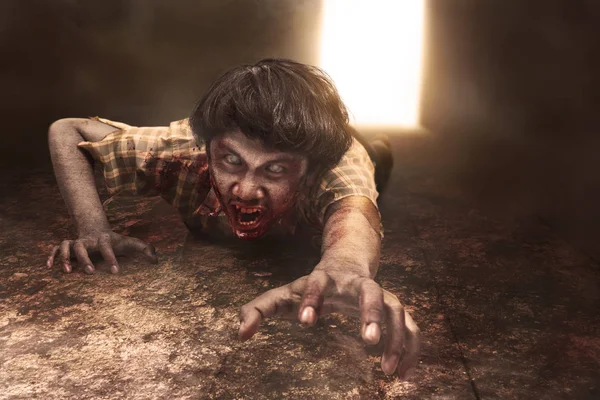 Skrämmande asiatiska zombie mannen liggande på golvet — Stockfoto