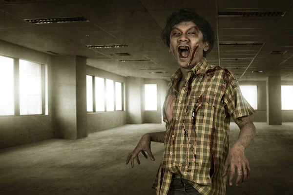 Kanlı Asya zombi adam kızgın yüzü ile