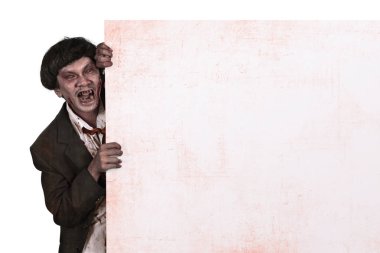 Boş beyaz afiş tutarak Asya zombi adam portresi 