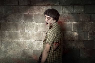 Ürkütücü Asya zombi adam kızgın yüzü ile