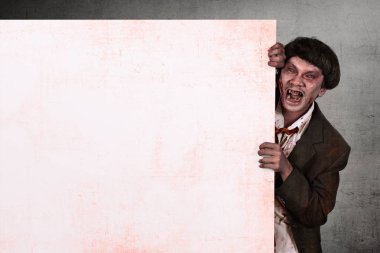 Boş beyaz afiş tutarak Asya zombi adam portresi 