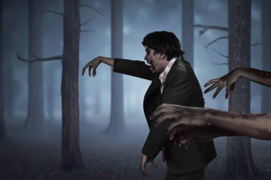 Kalabalık bir Asya zombi adam kirli ellerle yürüyüş 