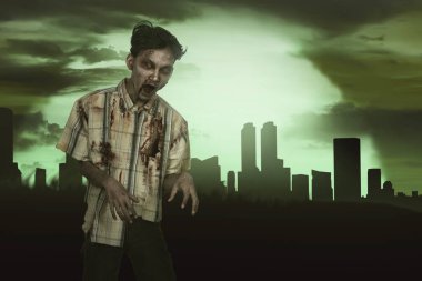 Kan ayakta olan korkunç Asya zombi adam 