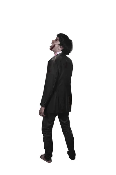 Retrato de espeluznante asiático zombie hombre en traje de pie — Foto de Stock