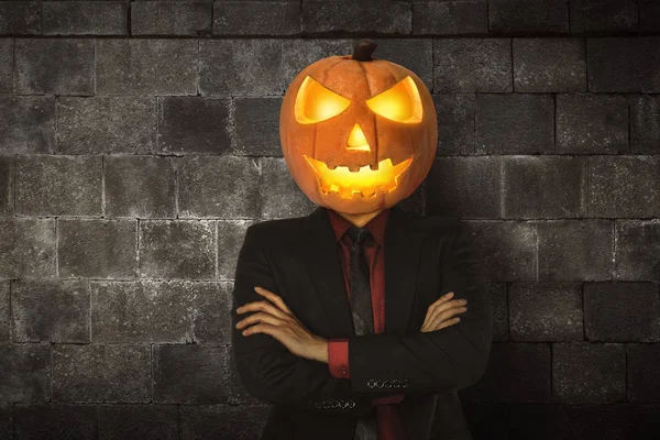 Νεαρός άνδρας halloween φορώντας κοστούμι με κολοκύθα — Φωτογραφία Αρχείου