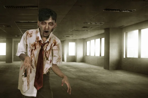 Кривавий азіатський зомбі чоловік з божевільним обличчям — стокове фото
