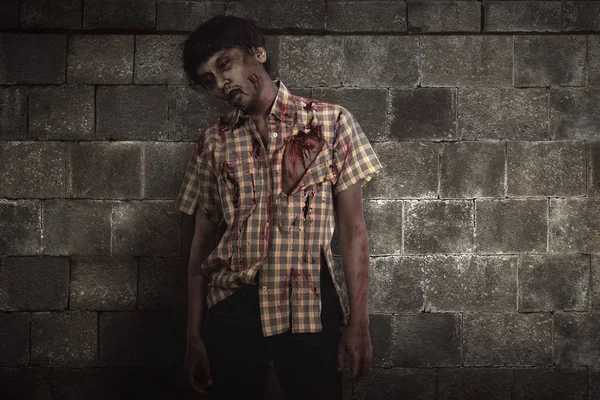 Griezelige en bloedige Aziatische zombie man in kleren permanent — Stockfoto