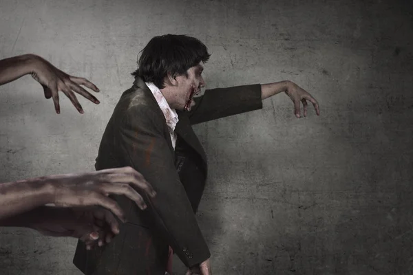 Agressif asiatique zombies homme avec sanglant main marche — Photo