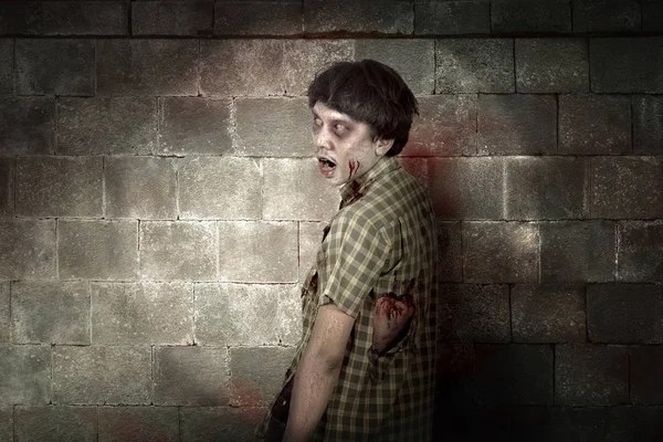 Ürkütücü Asya zombi adam kızgın yüzü ile