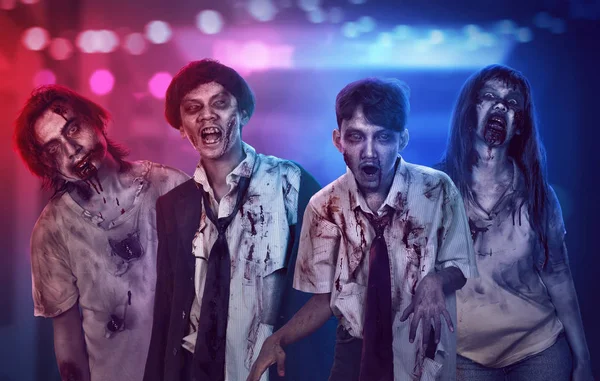 Yaralı yüzü ile Asya kanlı zombi dikey grup