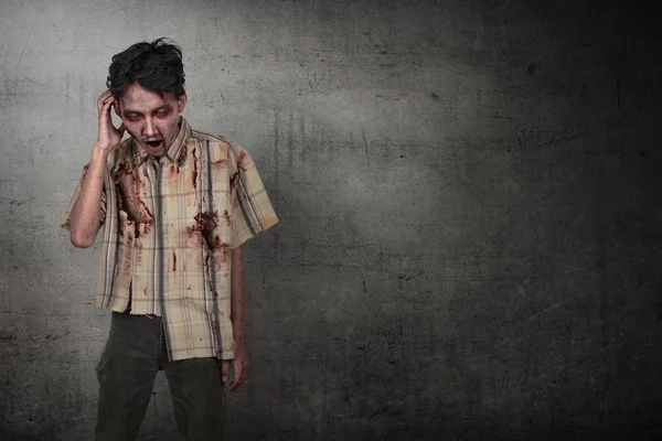 Моторошний і кривавий азіатський зомбі чоловік стоїть — стокове фото