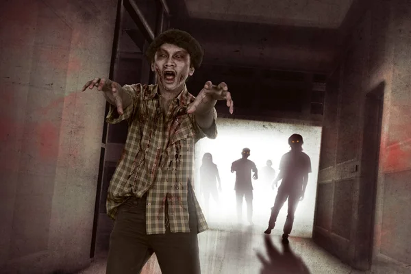 Portret van Aziatische zombie man met de hand om u te bereiken — Stockfoto