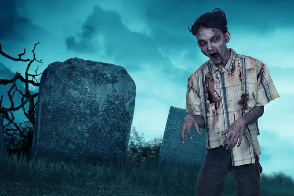Кривавий азіатський зомбі чоловік з раною в тілі стоїть — стокове фото