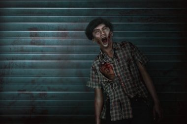 Korkunç Asya zombi adam ayakta pençe el ile