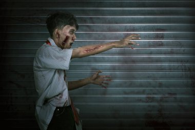 Korkunç ve kanlı Asya zombi adam yürüme pençe el ile