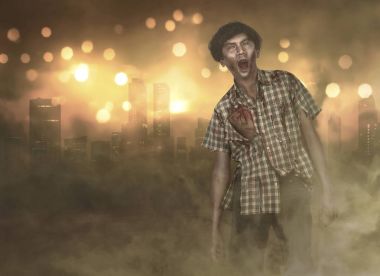 Korkunç Asya zombi adam ile vücut ayakta yaralı 