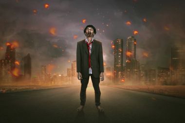 Ürpertici Asya zombi adam sokakta takım ayakta