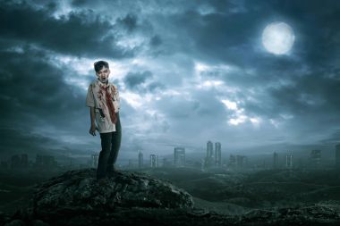 Ürkütücü Asya zombi adam vücut ayakta kan 