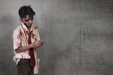 Cep telefonu tutan korkunç Asya zombi adam