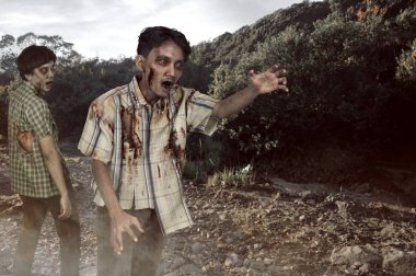 Yaralı yüz ile iki Asya zombi 