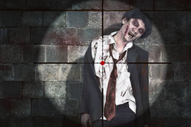 Kanlı Asya zombi adamı vurmak için amaçlayan silah 