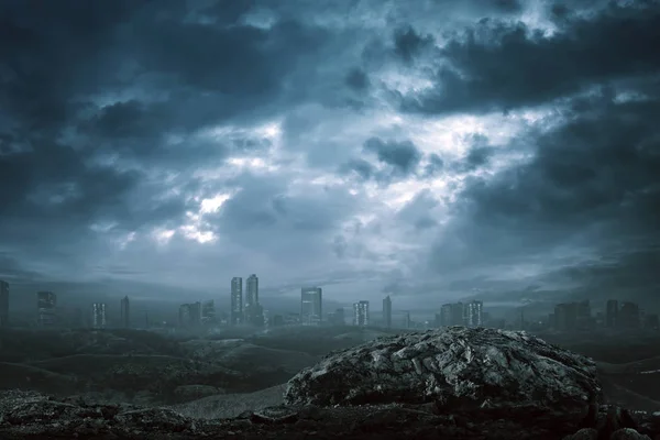 Vista del edificio moderno con niebla oscura — Foto de Stock