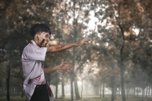 Asustadizo asiático zombie hombre con herido cara — Foto de Stock