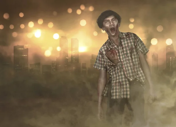 Verschrikkelijk Aziatische zombie man met gewond bij de staande lichaam — Stockfoto