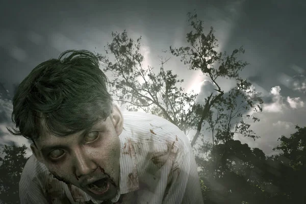 Assustador ásia zombie homem com ferido rosto de pé — Fotografia de Stock