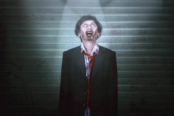 Моторошний азіатський зомбі чоловік у костюмі стоїть — стокове фото