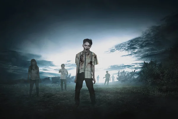 Multitud de agresivos zombies asiáticos caminando alrededor —  Fotos de Stock