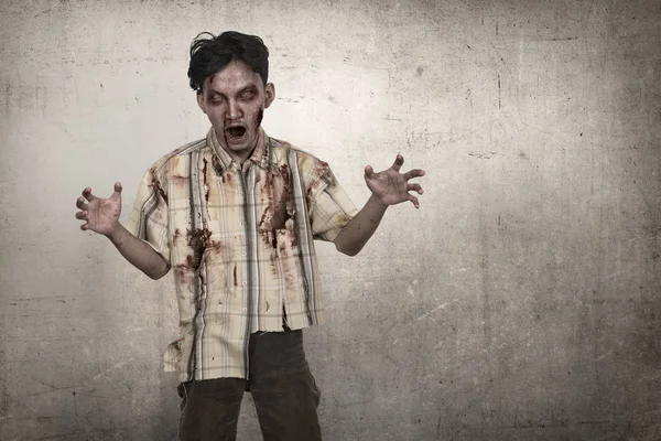 Portrait de zombie asiatique homme avec du sang debout — Photo