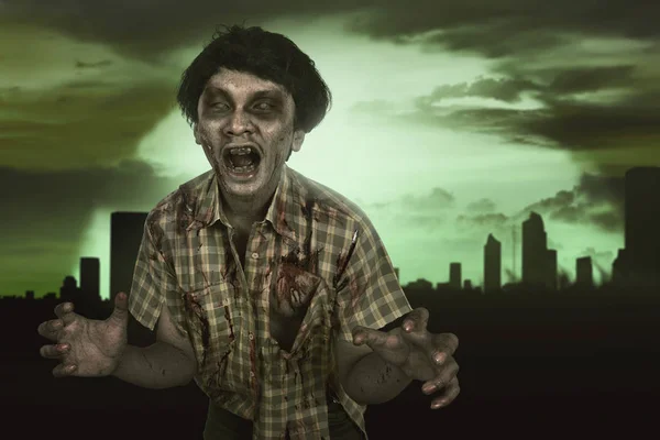 Verschrikkelijk Aziatische zombie man met wond in het lichaam staan — Stockfoto