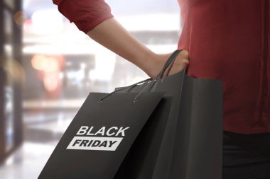 Black Friday kağıt poşet tutan alışveriş kadın