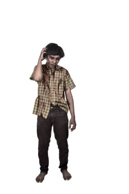 Şaşkın ifade ayakta olan Asya zombi adam portresi