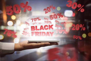 Tablet ve gösteren özel Satılık siyah Cuma tutan insanlar 